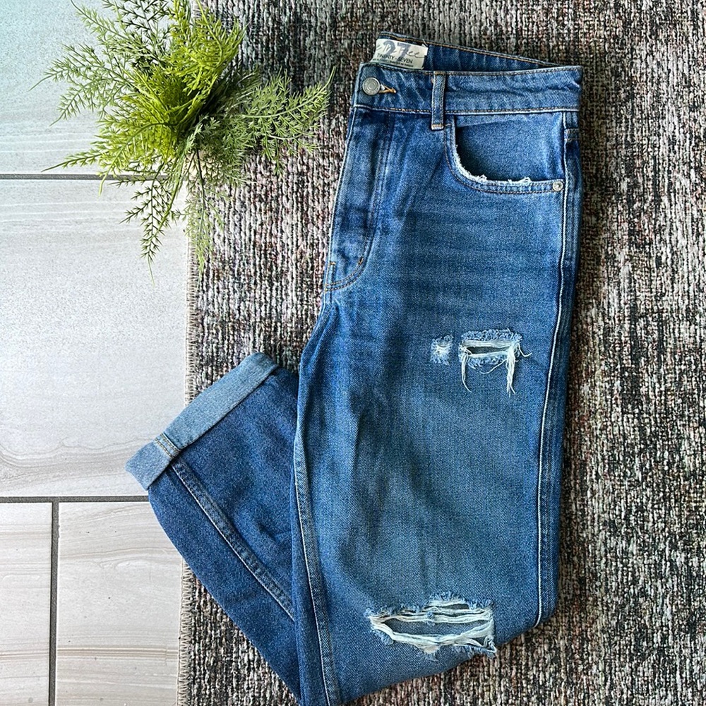 FREE PEOPLE we the free medium wash denim girlfriend jeans (size 27) ✨